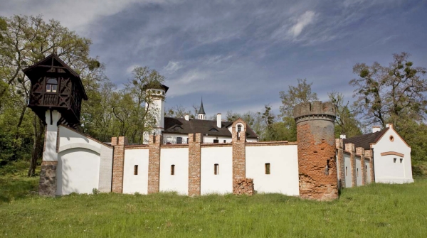 Neo-Gothic small castle from the 19th century, near Miosaw (nowadays the hotel and restaurant) (photo: R. Lipigrski)