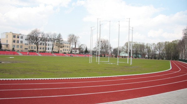 Nowoczesny stadion lekkoatletyczny przy Zespole Szkół Technicznych i Ogólnokształcących (fot. J. Drozda)